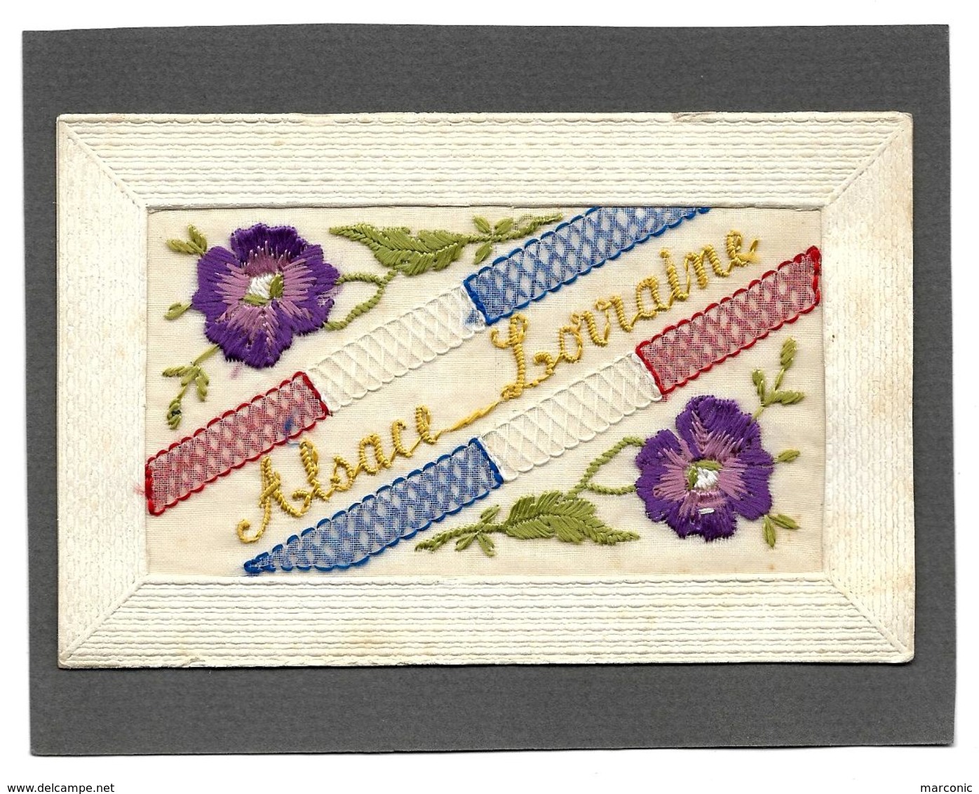 CARTE BRODEE Soie PATRIOTIQUE - ALSACE LORRAINE - Violettes, Ruban Tricolorre - 1915 - Ricamate