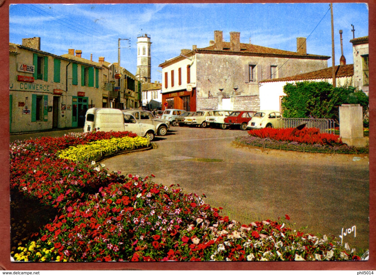 17   CPSM De SAINT-PIERRE-D'OLERON   Joli Plan, Voitures Dont Renault4, 2ch, Ami6.... 1970  Bon état (traces D'usage) - Ile D'Oléron