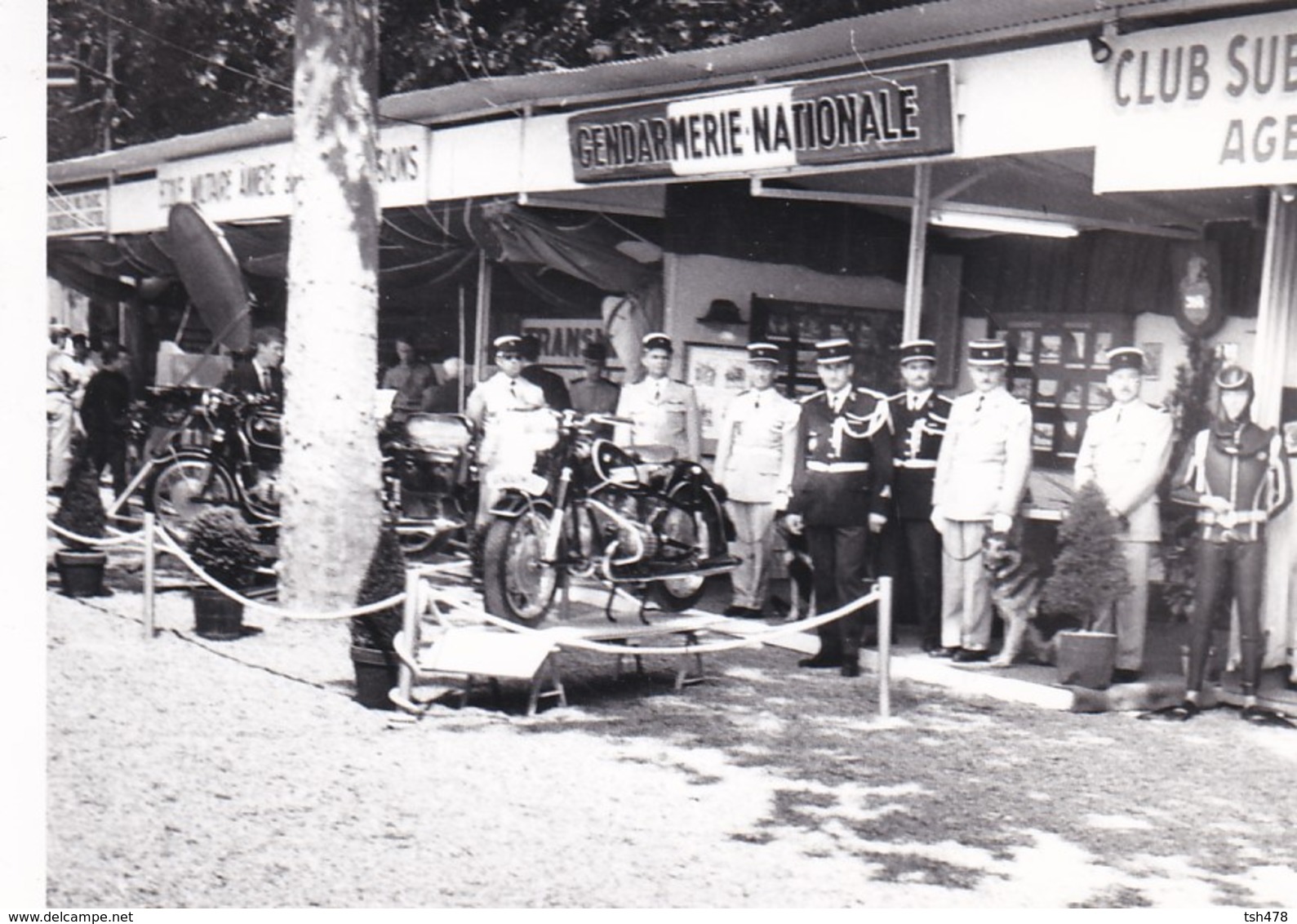 PHOTO--47---AGEN ?--GENDARMERIE-NATIONALE--( Stand Expo Motos B-M-W  Série 2 )--voir 2 Scans - Métiers