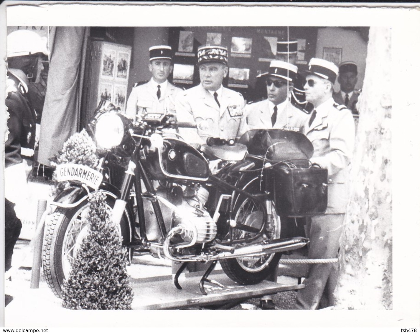 PHOTO--47---AGEN ?--GENDARMERIE-NATIONALE--( Stand Expo Moto B-M-W  Série 2 )--voir 2 Scans - Métiers