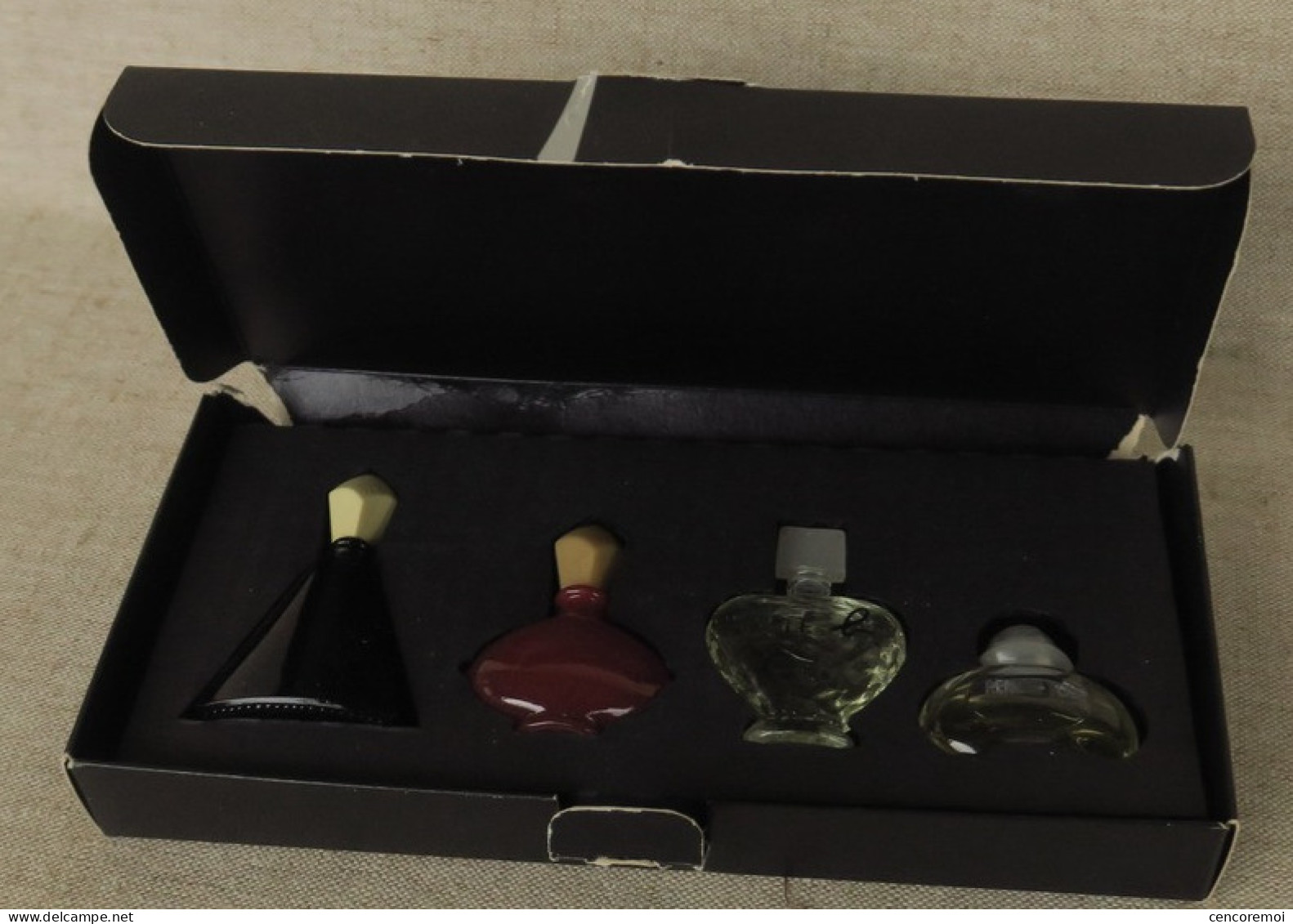 Coffret Miniatures Les Parfums Des Créateurs  Le Rouge N'est Qu'à 3 Quart Plein Le Coffret Est Abîmé - Mignon Di Profumo (con Box)