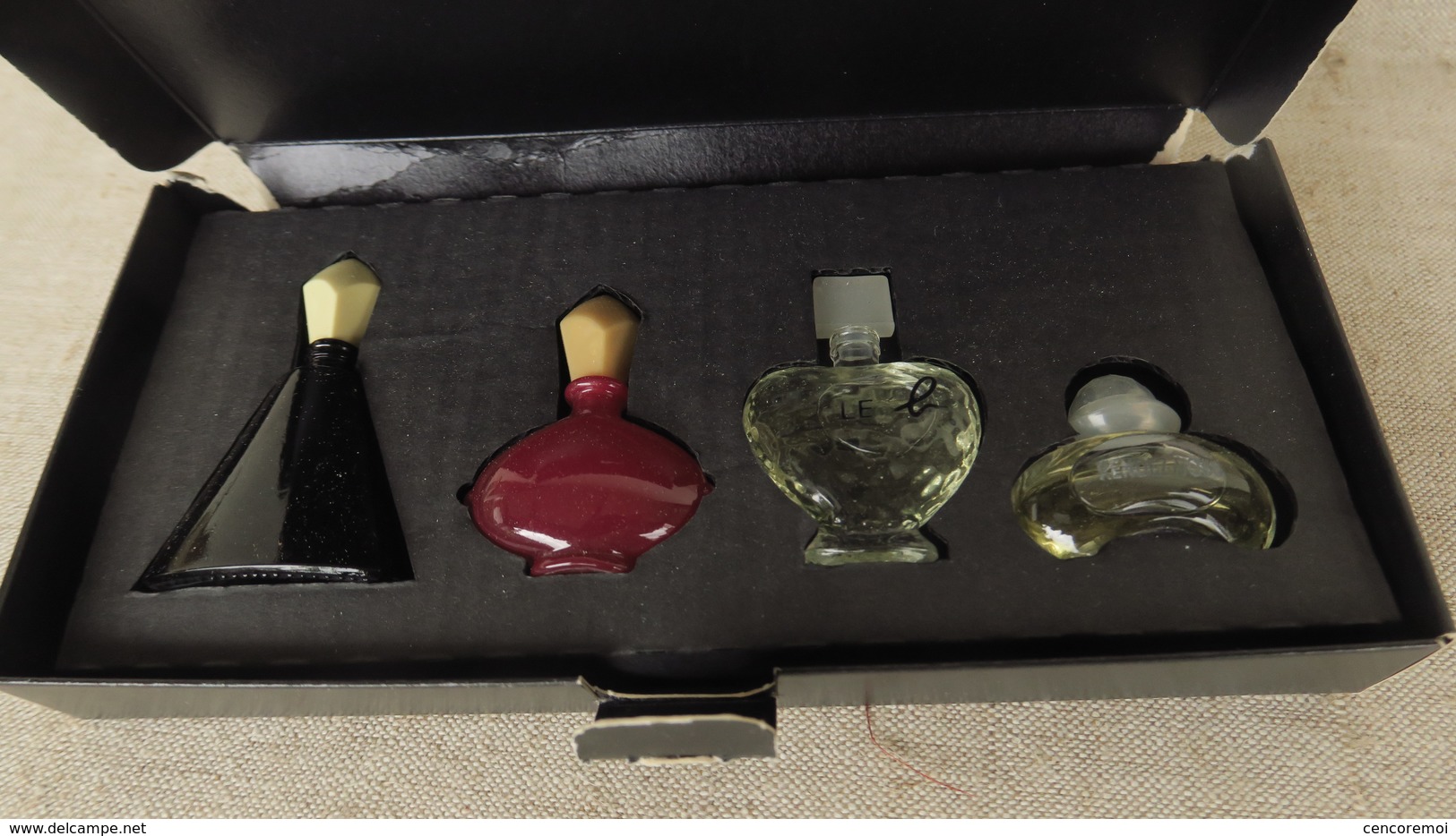 Coffret Miniatures Les Parfums Des Créateurs  Le Rouge N'est Qu'à 3 Quart Plein Le Coffret Est Abîmé - Miniatures (avec Boite)