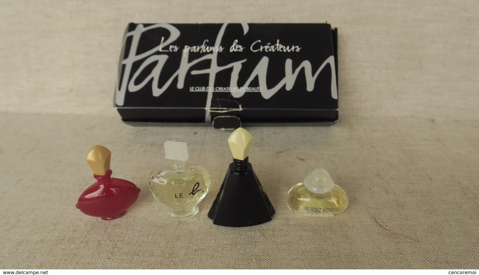 Coffret miniatures les parfums des créateurs  le rouge n'est qu'à 3 quart plein le coffret est abîmé