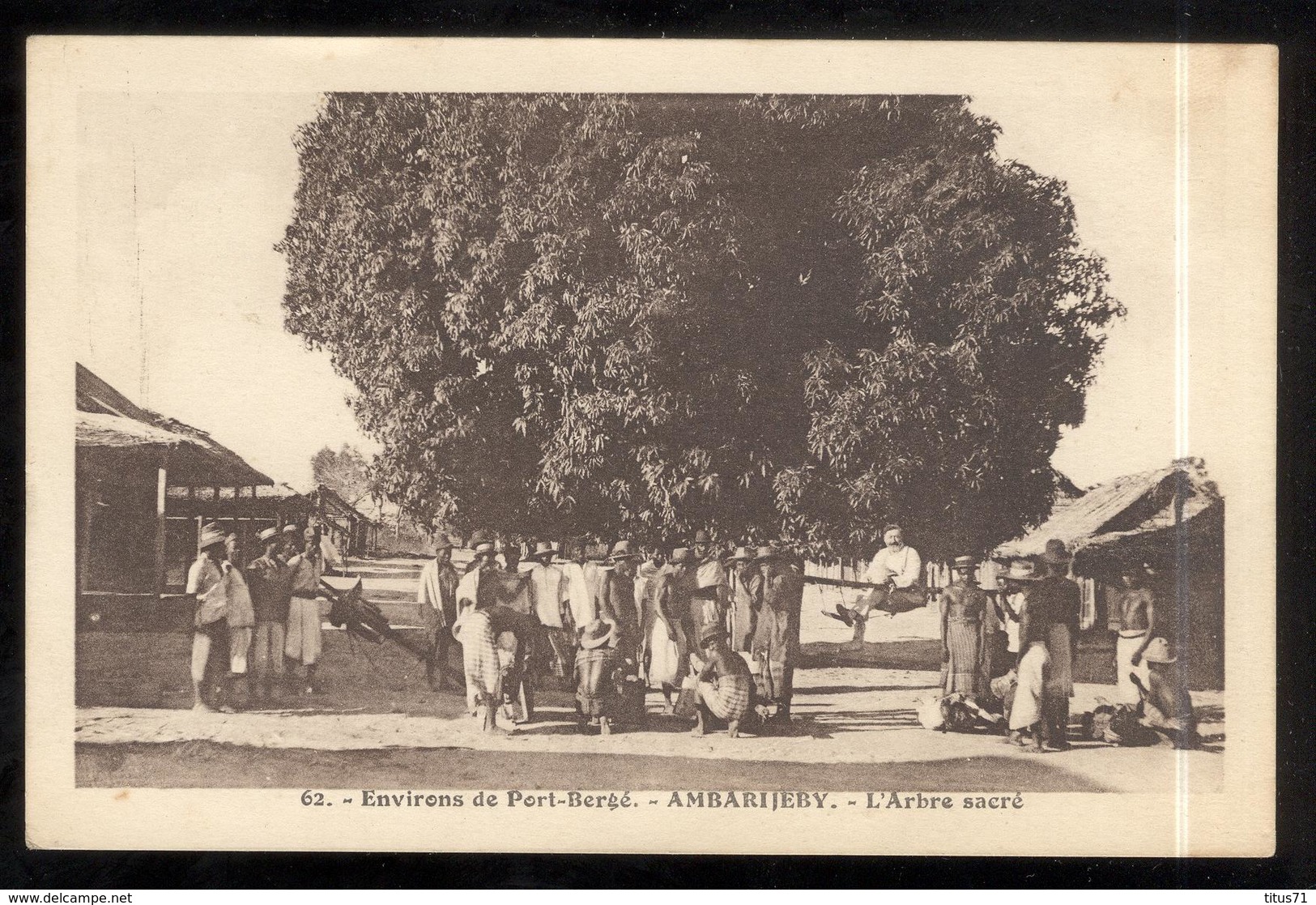 CPA Coloniale Ambarijery L'Arbre Sacré - Environs De Port Bérgé - Circulée 1936 - Madagascar