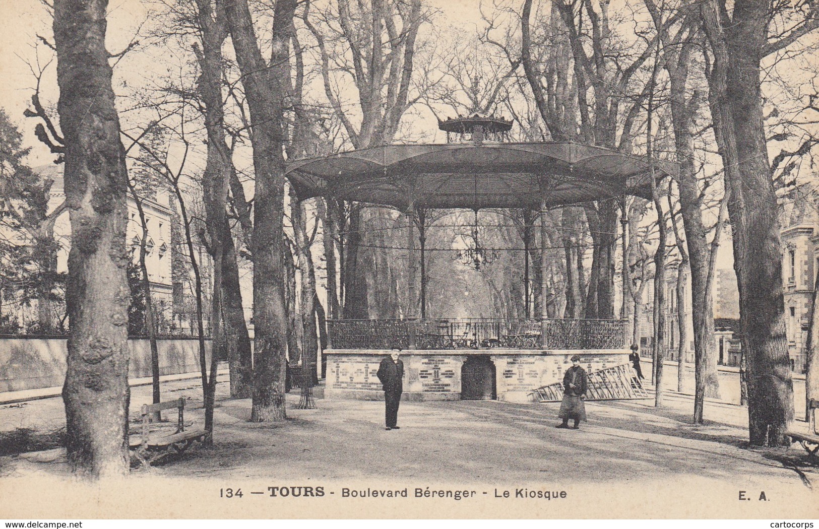 37 - Tours - Boulevard Béranger - Une Belle Pose Devant Le Kiosque - Tours