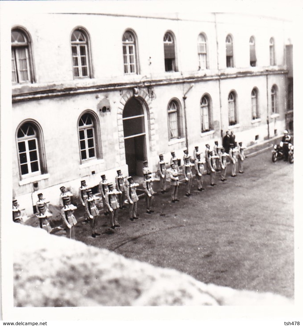 MINI-PHOTO---GENDARMERIE-NATIONALE---motorisée--( Moto B.M.W.  )--voir 2 Scans - Professions