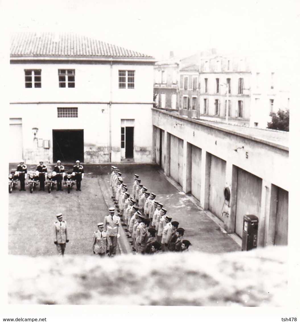 MINI-PHOTO---GENDARMERIE-NATIONALE---motorisée--voir 2 Scans - Profesiones