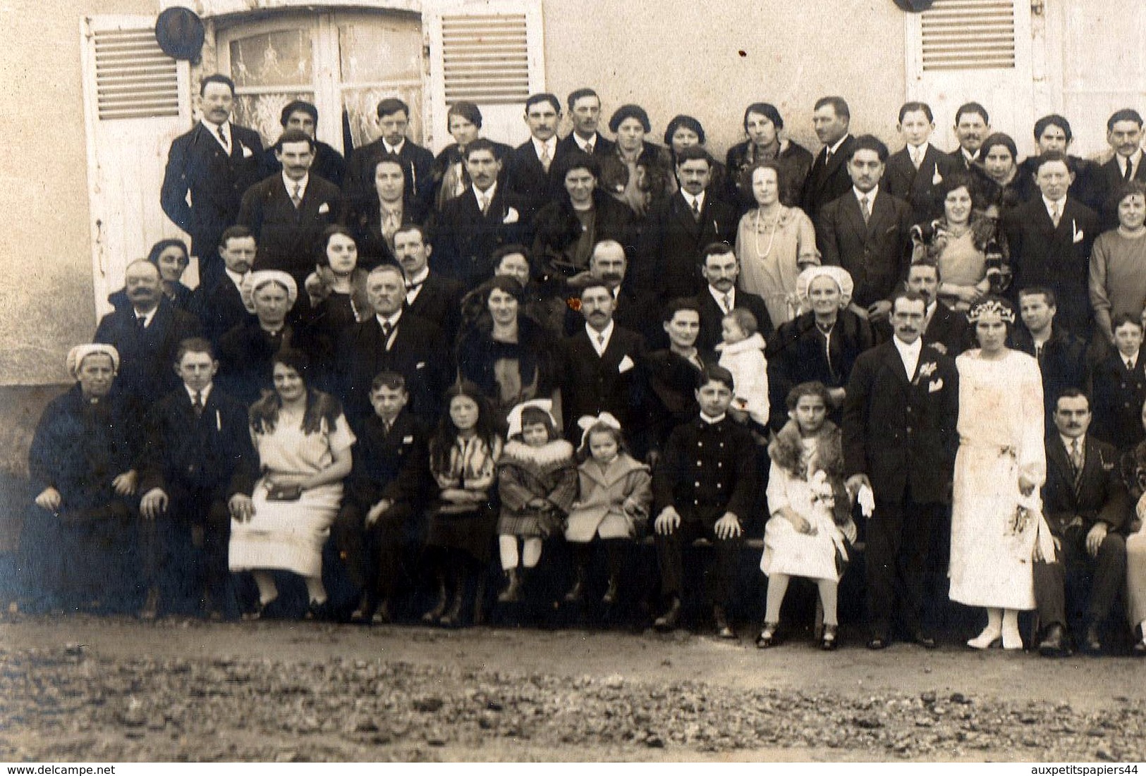 Gd Tirage Photo Albuminé Cartonné Mariés & Invités à Coiffe Devant Maison Familiale à Saint-Calais Sarthe (72120) - Personnes Anonymes