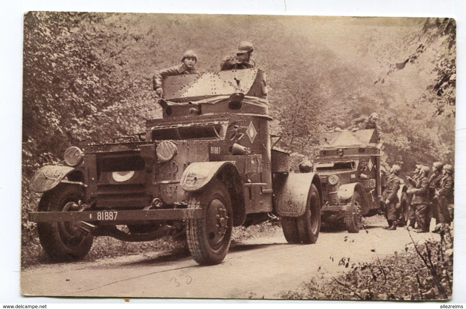 CPA  Militaria : Autos Mitrailleuses  1939  A  VOIR  !!!!!!! - Matériel