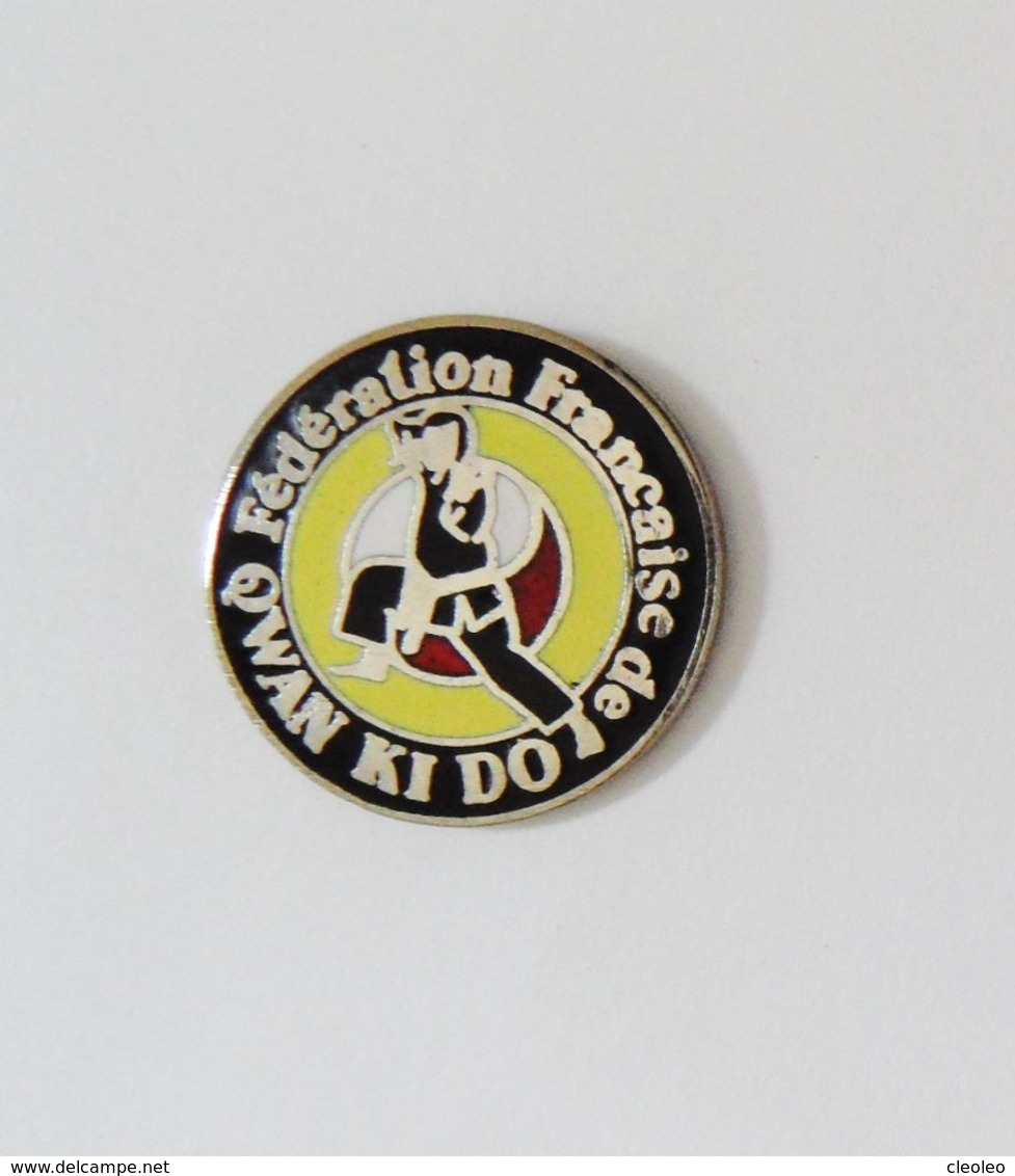 Pin's Art Martial Fédération Française Qwan Ki Do - 46R - Judo