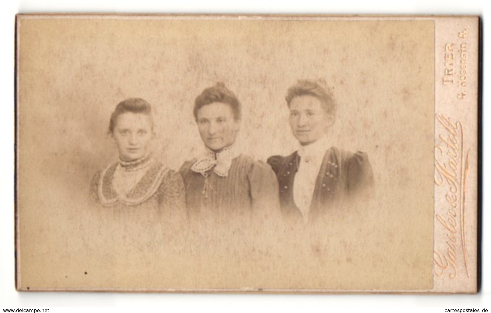 Fotografie Gassler & Hartelt, Trier, Portrait Drei Damen Mit Zeitgenöss. Frisuren In Eleganten Kleidern - Anonyme Personen