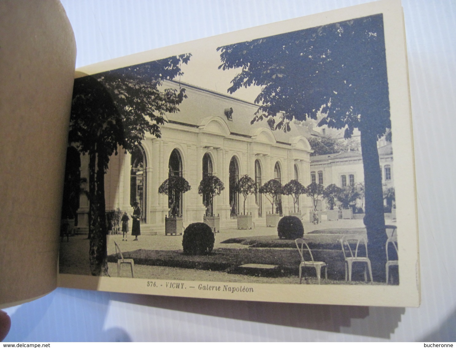 CPA 03 VICHY ALBUM  20 cartes postales La Reine des Villes d'eaux TBE tache en haut a gauche