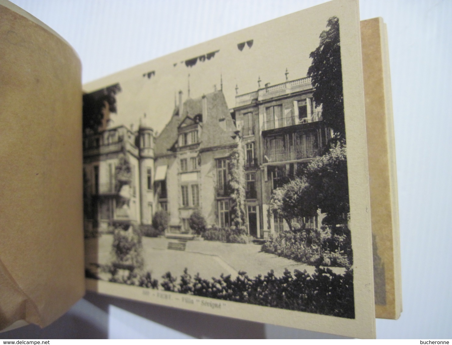 CPA 03 VICHY ALBUM  20 cartes postales La Reine des Villes d'eaux TBE tache en haut a gauche