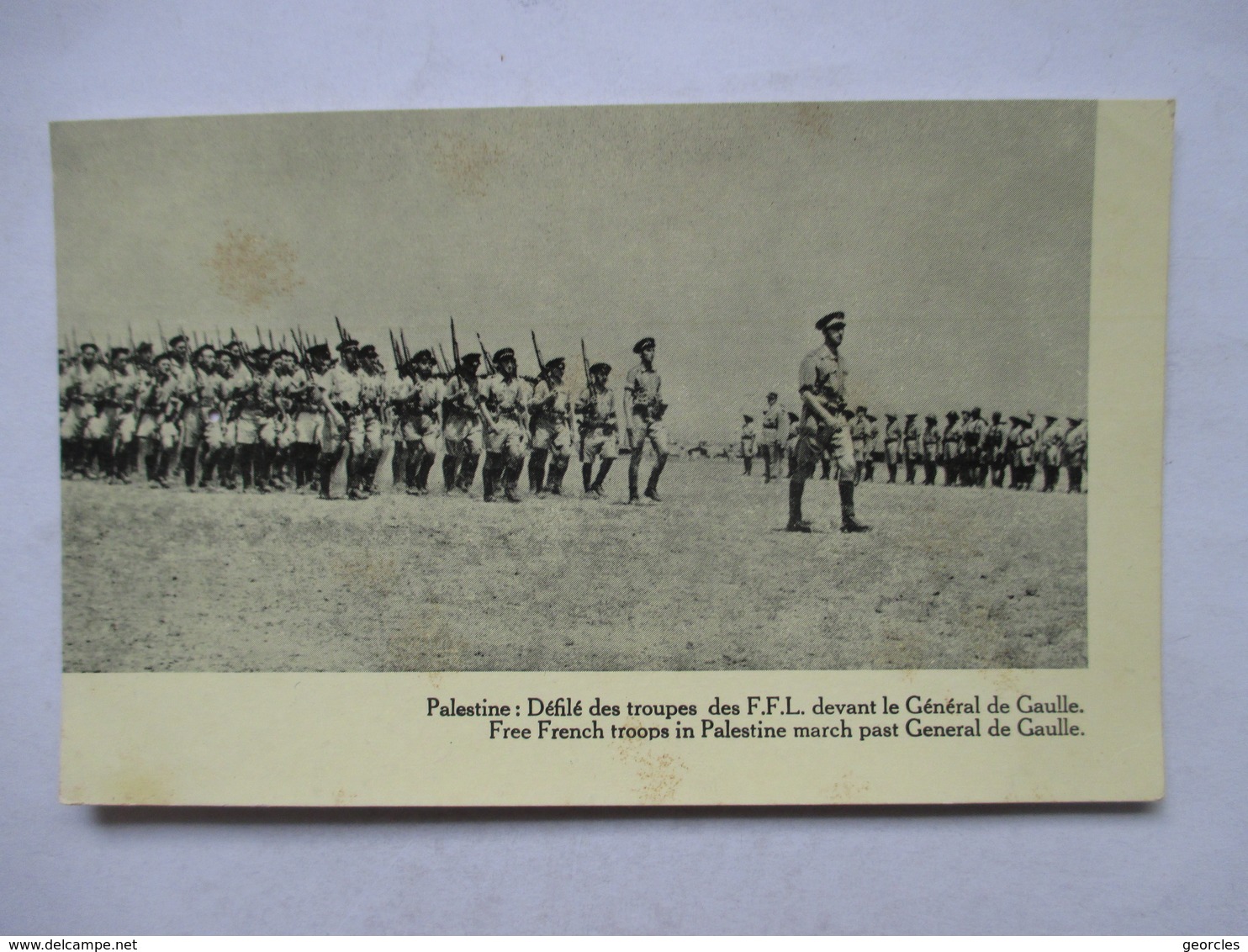 PALESTINE  - DEFILE DES TROUPES  DES F.F.L.  DEVANT  LE GENERAL DE GAULLE       1 TROU DE VER - Guerra 1939-45