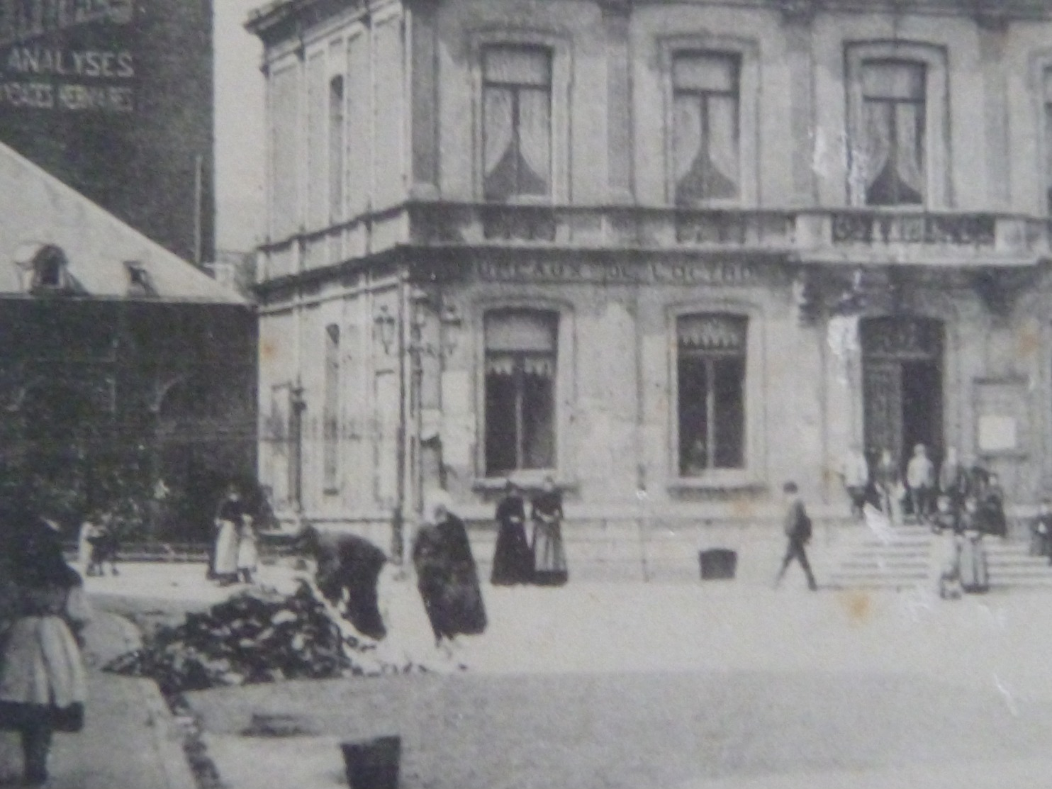 Carte Postale Ancienne De CAUDRY Nord 59 HÔTEL De VILLE En 1904 Avec 16 Personnages - Caudry