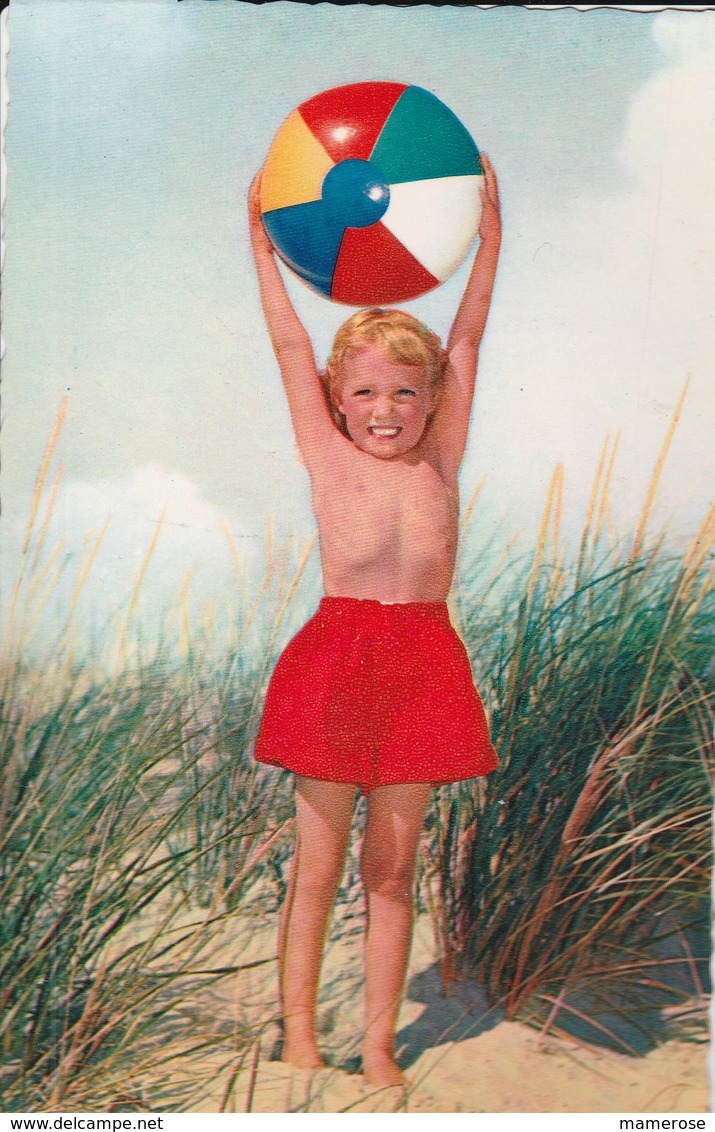 ENFANTS à LA PLAGE. FILLETTE En Short Rouge, Debout Tenant Un Ballon à Bout De Bras. N°69 - Scenes & Landscapes