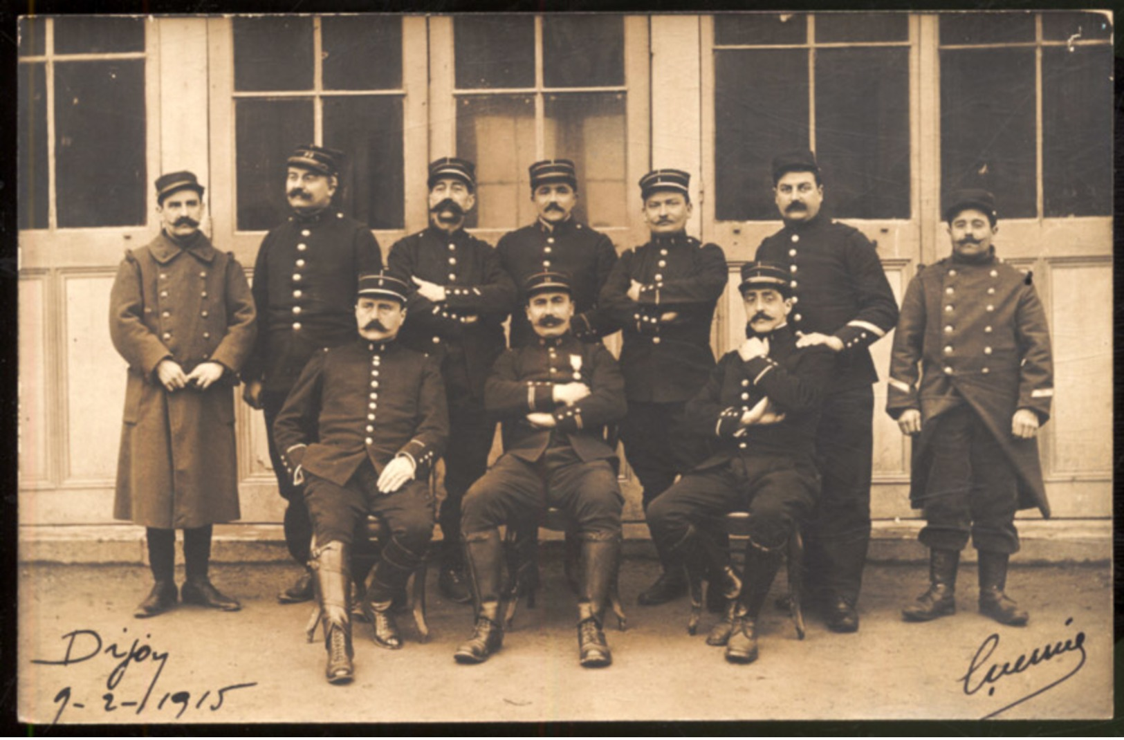 Carte Photo D'un Groupe Militaires - Dijon 9-2-1915.- Originale - Guerre, Militaire