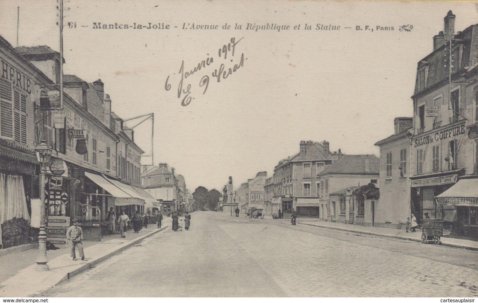 Mantes-la-Jolie : L'Avenue De La République Et La Statue - Mantes La Jolie