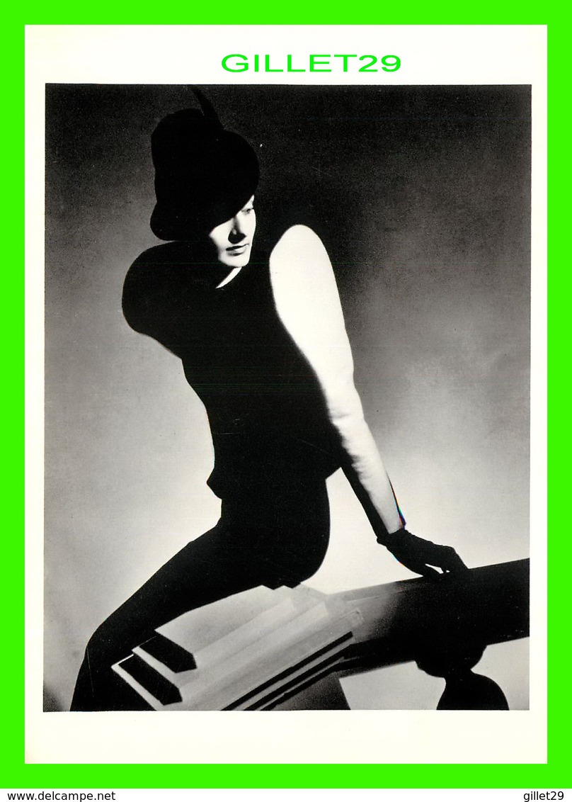 PHOTOGRAPHE - HORST - FASHION, SUIT BY ROBERT PIQUET, HAT BY TALBOT IN 1935 - FOTOFOLIO - - Autres & Non Classés