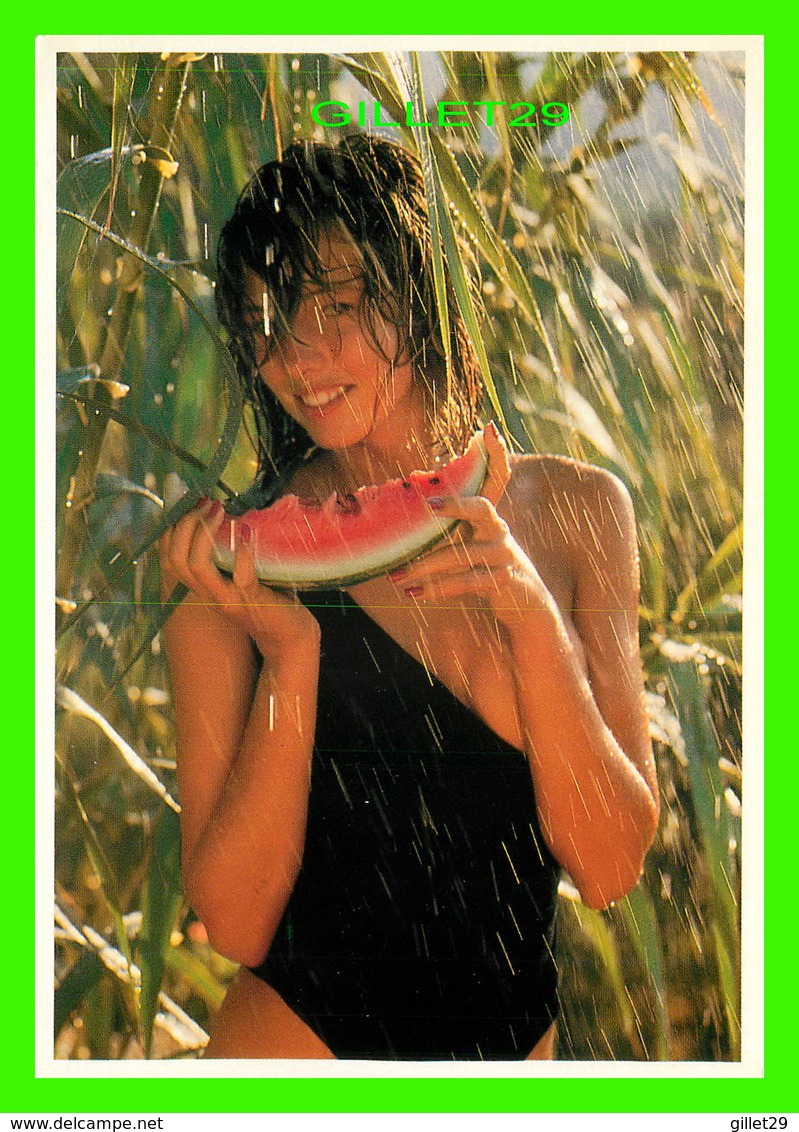 PHOTOGRAPHE - JACQUES BOURBOULON - PAULA MANGEANT DU MELON SOUS LA PLUIE - PAULA - ÉDITIONS PHOTOMANIA - - Autres & Non Classés