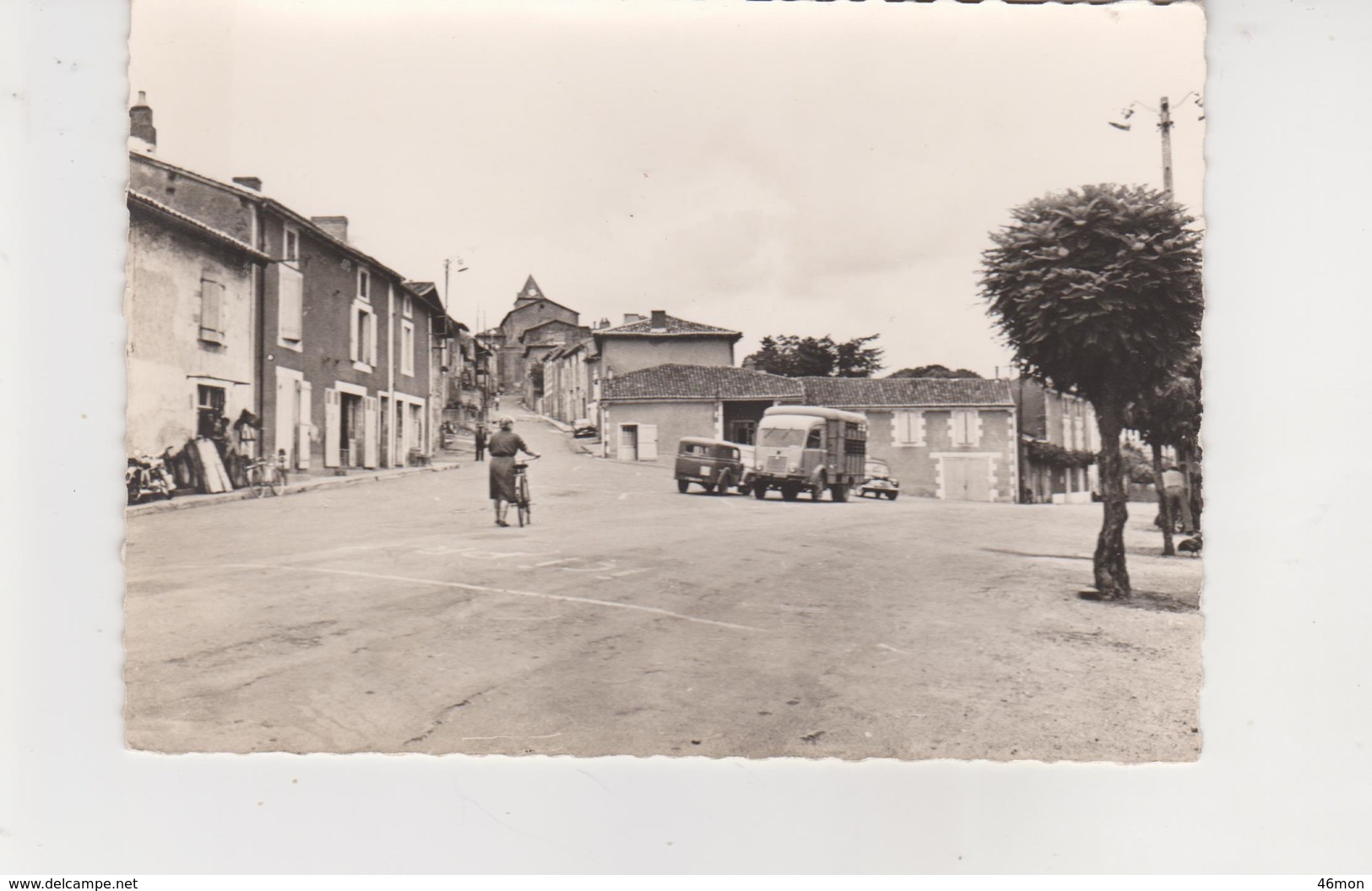 86.Aveilles.La Place. - Availles Limouzine