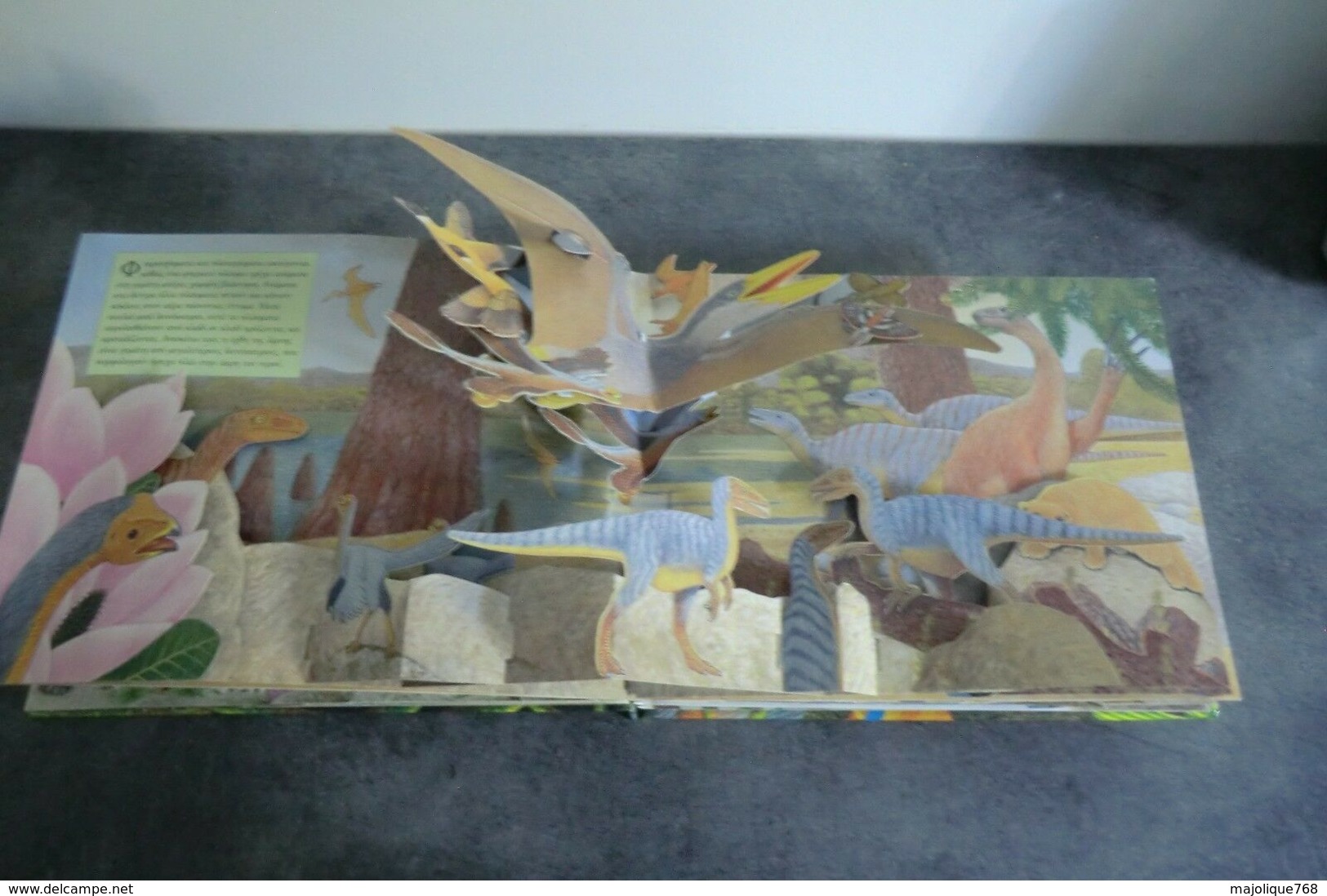 livre pop-up de dinosaures avec son et cries d'animaux - en langue grec - 2008 -