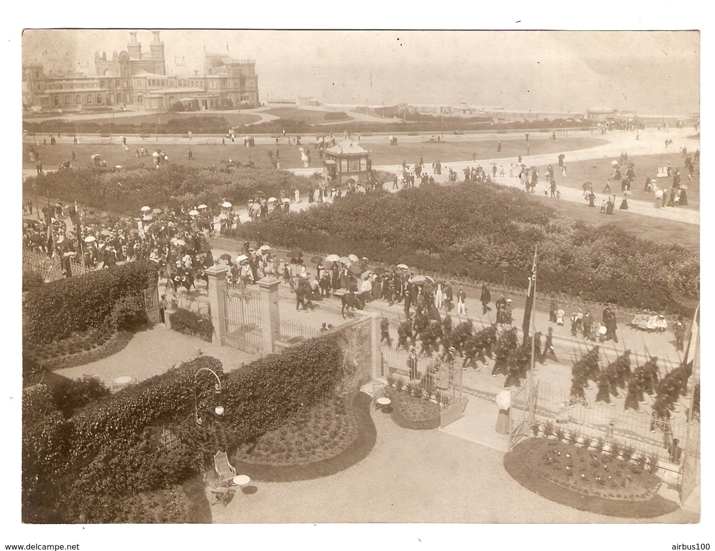 PHOTO ORIGINALE FIN XIX ème DEBUT XX ème SIECLE - CASINO DE DIEPPE CEREMONIE DEFILE MILITAIRE - SEINE MARITIME (76) - Lieux