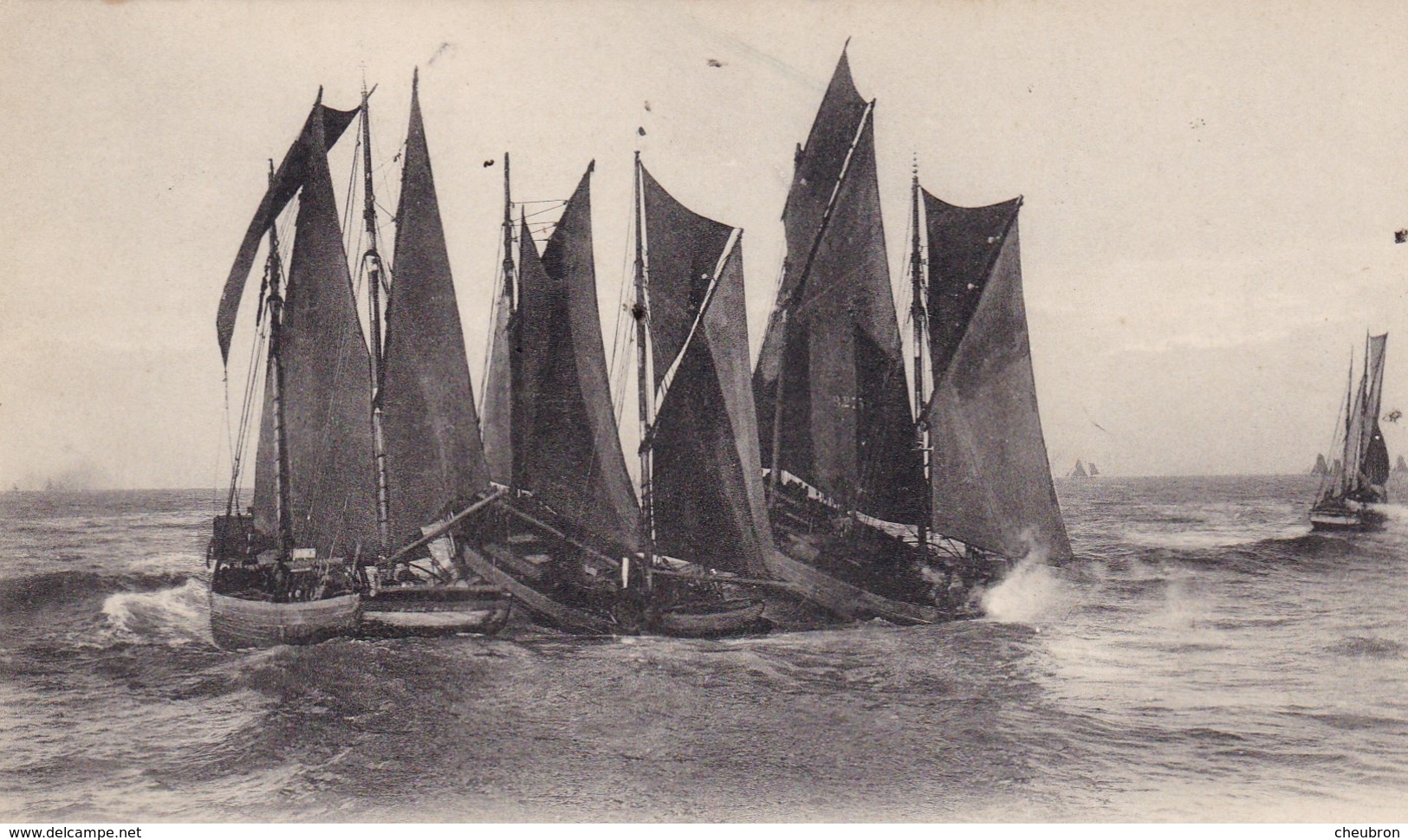 62. BOULOGNE SUR MER. CPA. BATEAUX DE PÊCHE - Boulogne Sur Mer