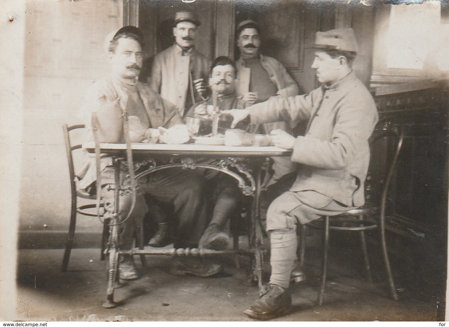 Photo Militaire : Groupe De Soldats à Définir - à L'apéritif - ( Format 9cm X 6,5cm ) - Guerre, Militaire