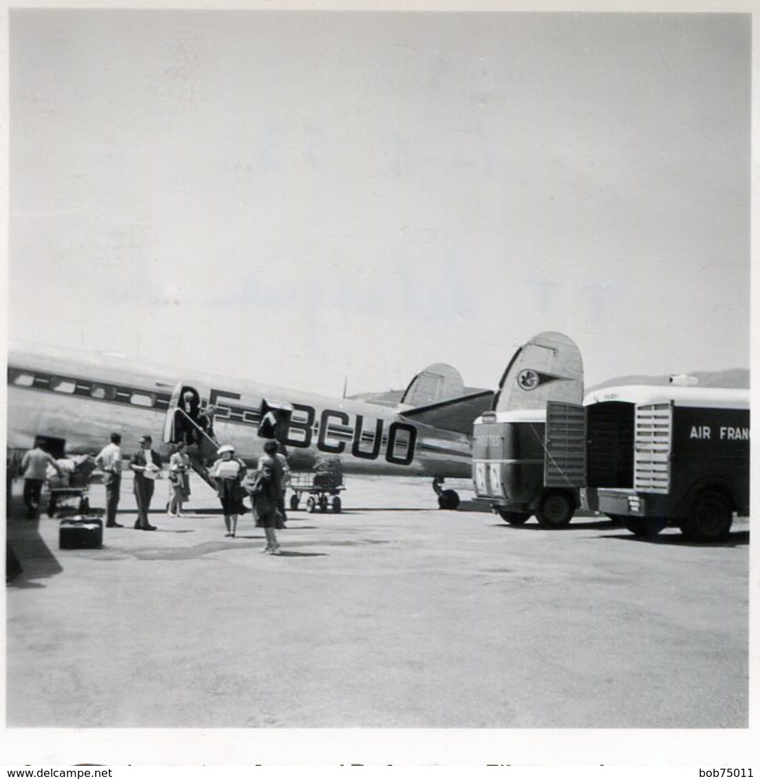 Photo D'hommes Et De Femmes Embarquent Dans Un Vieille Avion UN DC 3  Sur Le Tarmac En Plein Soleil - Aviation