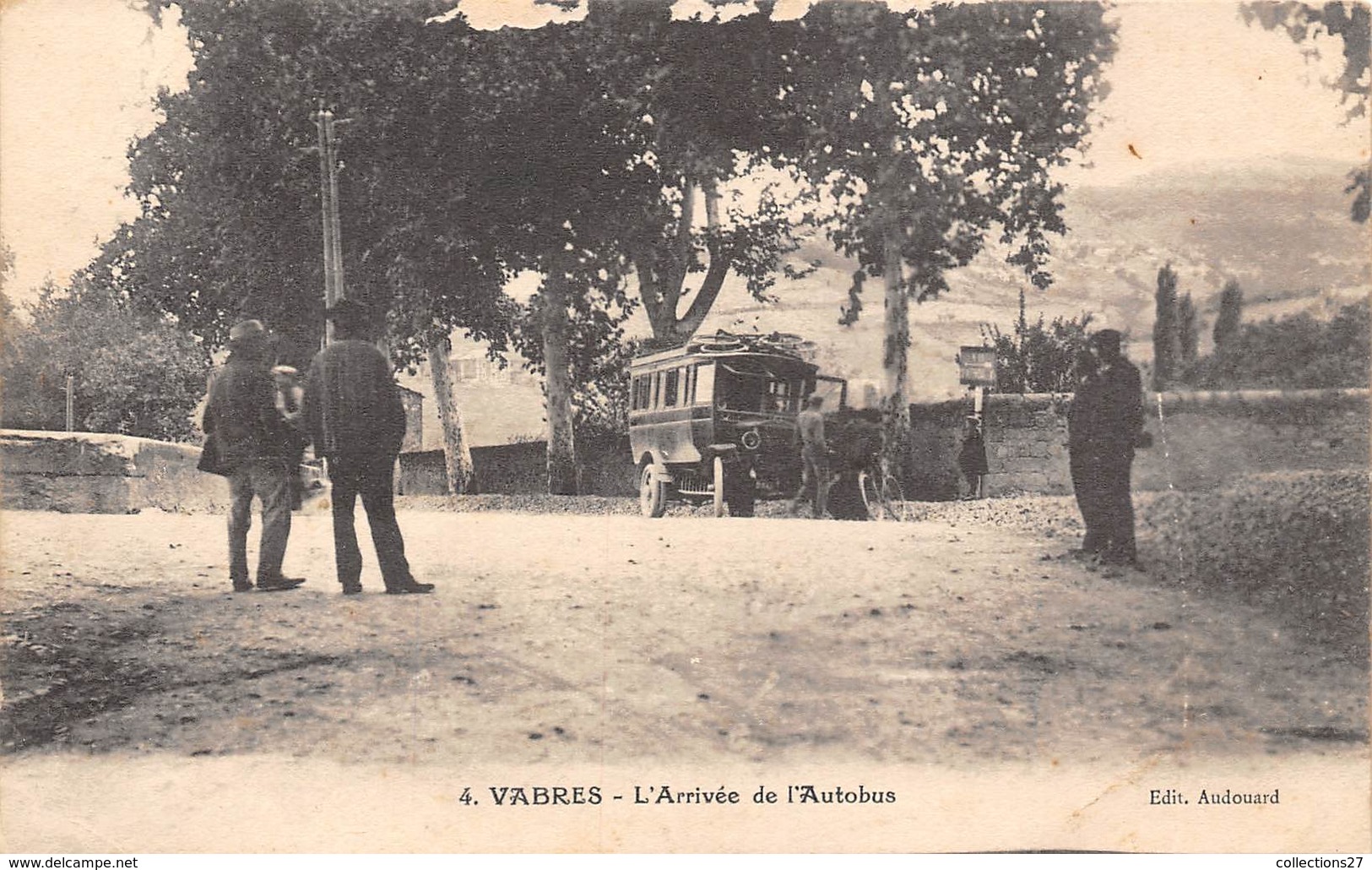 12-VABRES- L'ARRIVEE DE L'AUTOBUS - Vabres