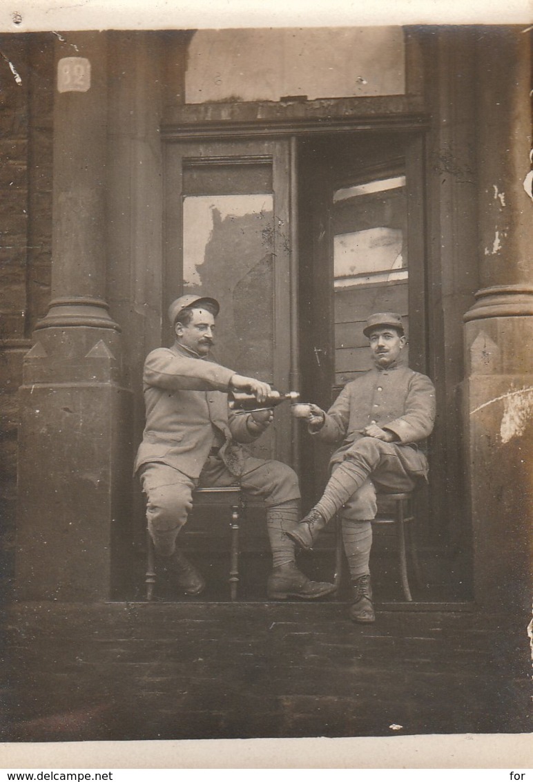 Photo Militaire : 2 Soldats à Définir - Au Rouge - ( Format 9cm X 6,5cm ) - Guerre, Militaire