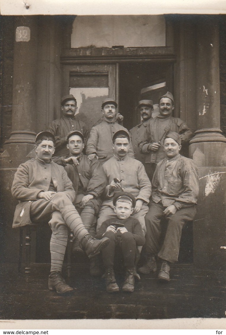 Photo Militaire : Groupe De Soldats à Définir - En Pose Avec Un Enfant - ( Format 9cm X 6,5cm ) - Guerre, Militaire