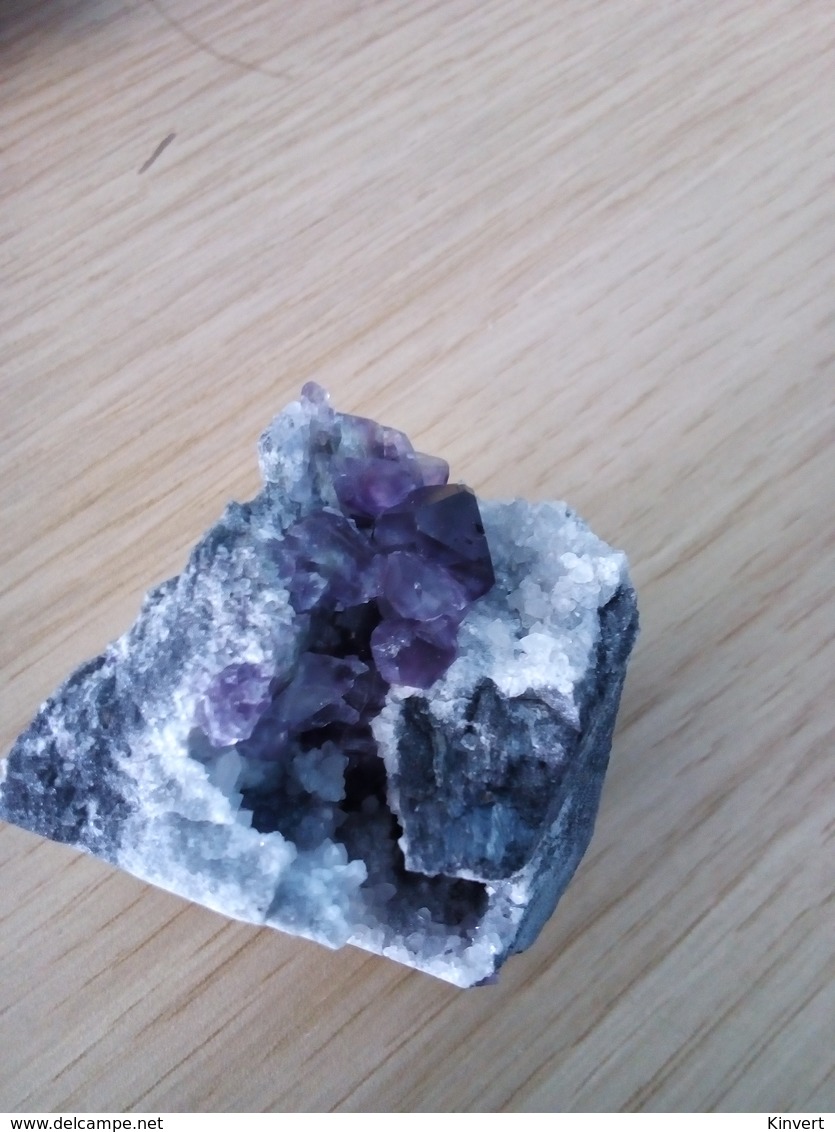 Fluorite Violette Avec Aiguilles De Quartz Du Fujian, Chine, 66 Gr, 39x37x34 Mm - Mineralien