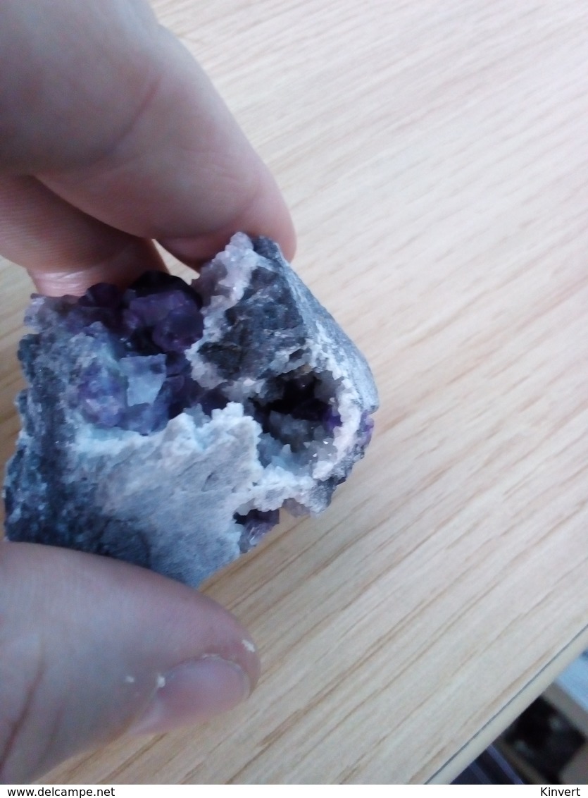 Fluorite Violette Avec Aiguilles De Quartz Du Fujian, Chine, 66 Gr, 39x37x34 Mm - Mineralien