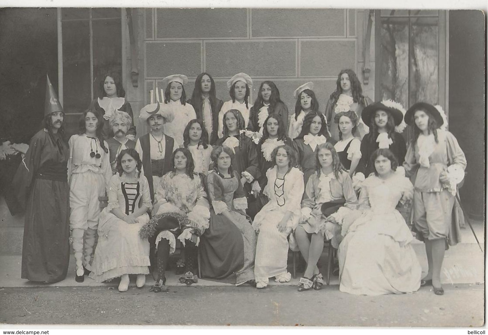 CARTE-PHOTO  -  Troupe De Théâtre - 24 Personnages  -  Besançon Ou Environs  - Localisation Selon Photographe  - - Autres & Non Classés