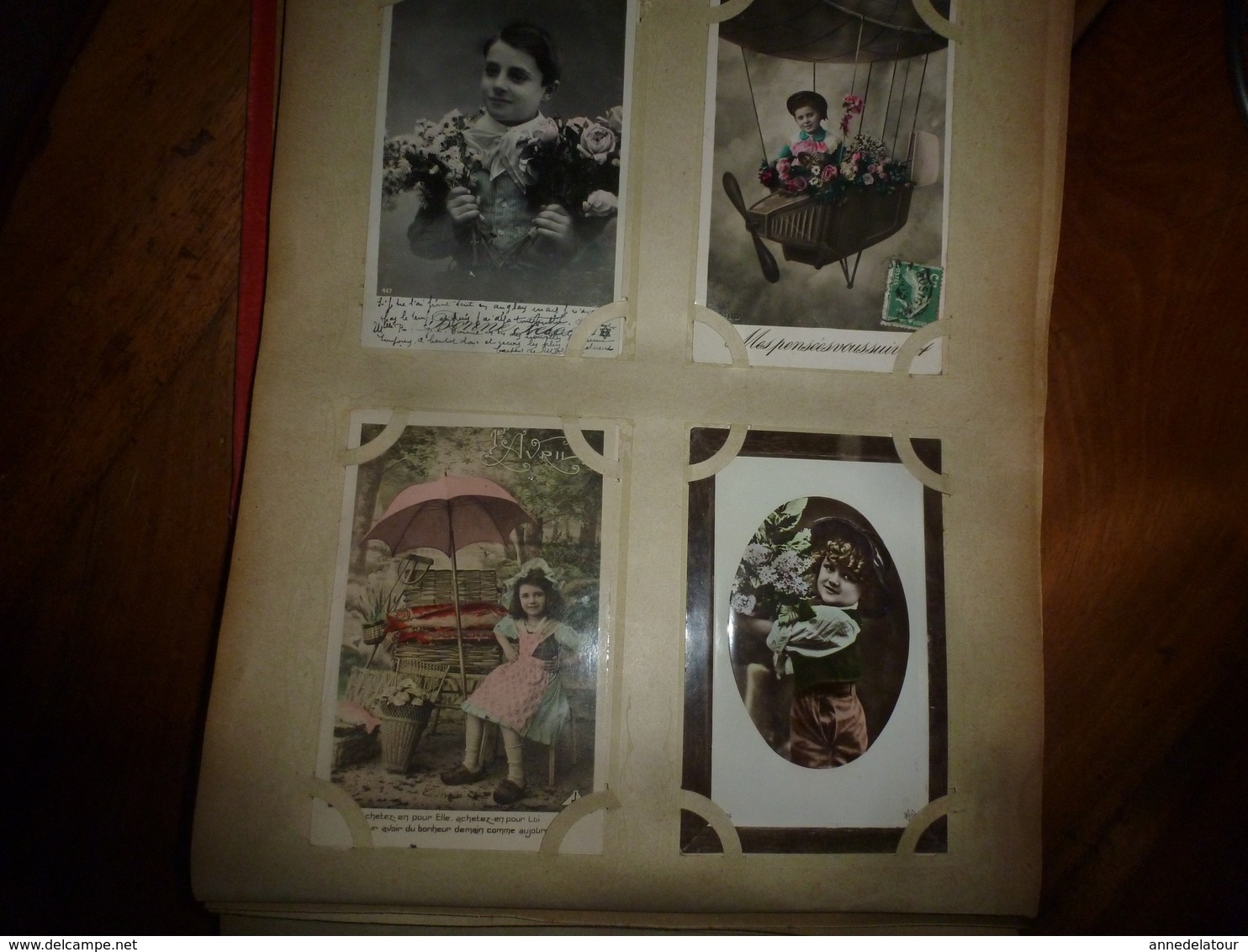 CARTES POSTALES  dans un album  contenant  308 CPA Vers 1900 (En auto; Historiettes,Femmes,Fillettes,Couples;etc)