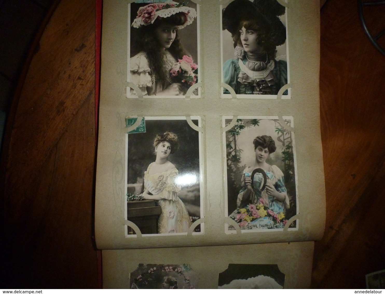 CARTES POSTALES  dans un album  contenant  308 CPA Vers 1900 (En auto; Historiettes,Femmes,Fillettes,Couples;etc)