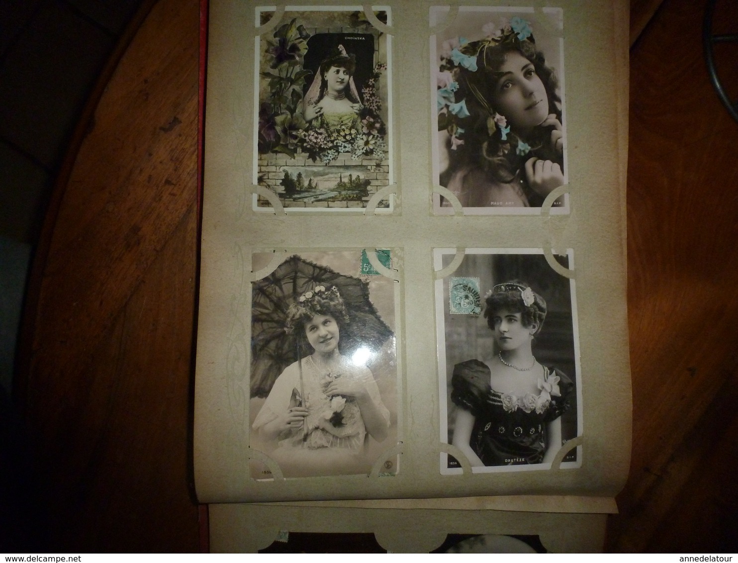 CARTES POSTALES  dans un album  contenant  308 CPA Vers 1900 (En auto; Historiettes,Femmes,Fillettes,Couples;etc)