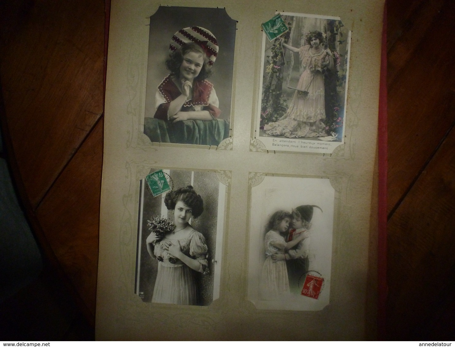 CARTES POSTALES  dans un album  contenant  308 CPA Vers 1900 (En auto; Historiettes,Femmes,Fillettes,Couples;etc)