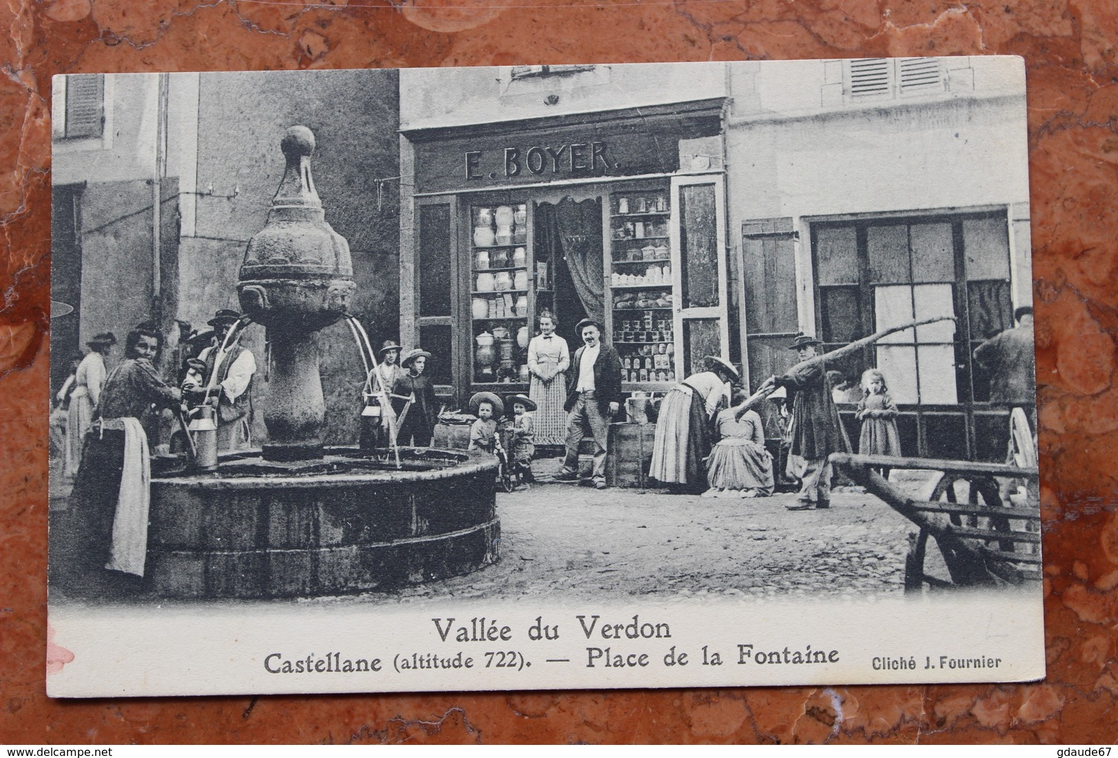 CASTELLANE (04) - PLACE DE LA FONTAINE - DEVANTURE DE MAGASIN E. BOYER - VALLEE DU VERDON - Castellane