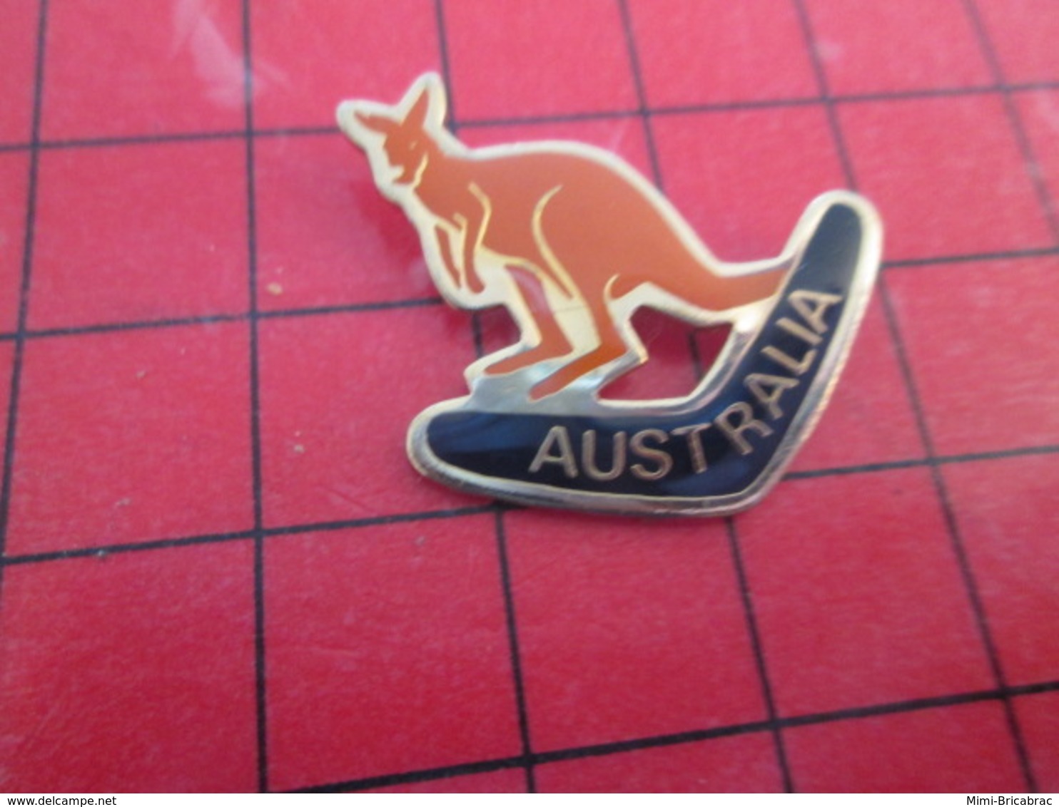 412d PIN'S PINS / Rare Et De Belle Qualité / THEME ANIMAUX : KANGOUROU BOOMERANG AUSTRALIE AUSTRALIA - Animals