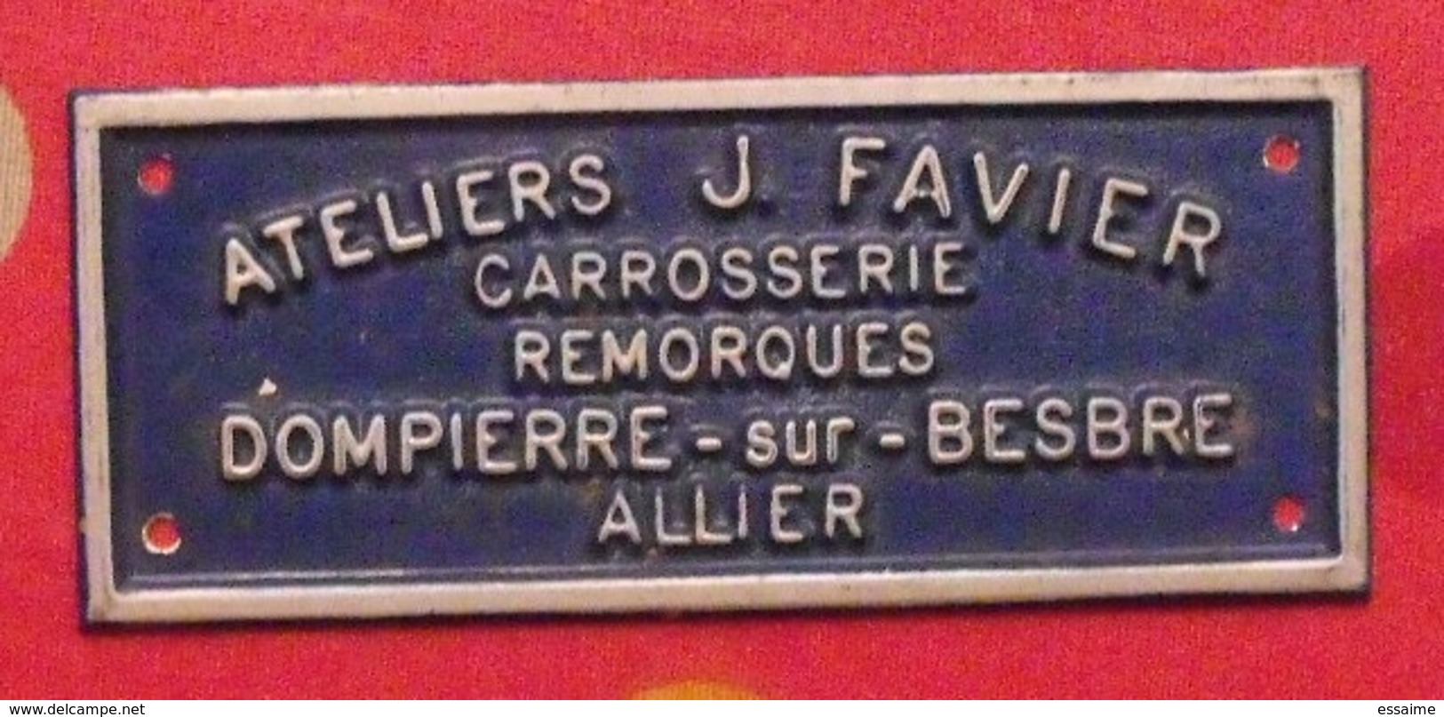 Plaque Métal Publicitaire En Relief. Ateliers J. Favier. Carrosserie Remorques. Dompierre-sur-Besbre. Allier. Vers 1970 - Autres & Non Classés