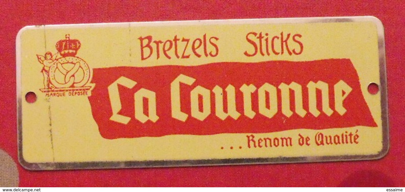 Plaque Métal Publicitaire Bretzels Sticks La Couronne. Renom De Qualité. Vers 1960 - Autres & Non Classés