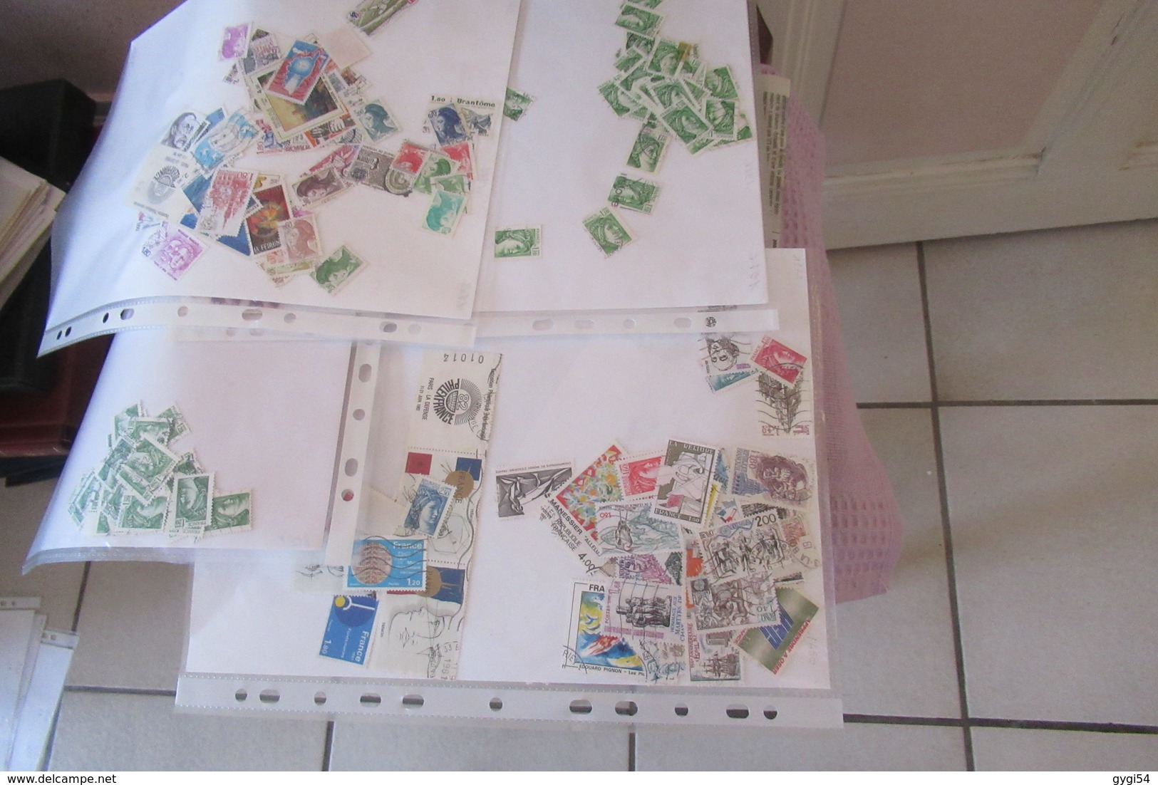 Vrac de milliers de timbres  42 scans