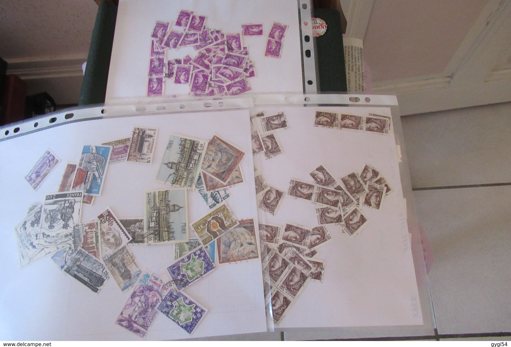 Vrac de milliers de timbres  42 scans