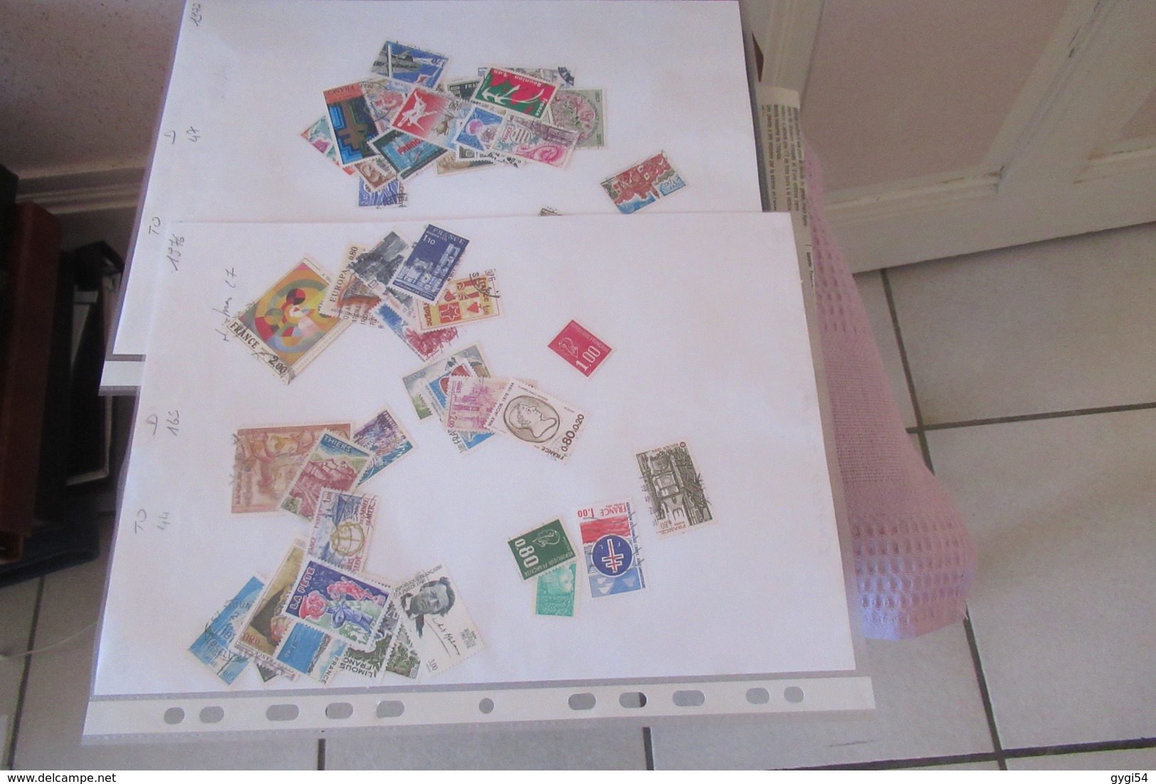 Vrac de milliers de timbres  42 scans