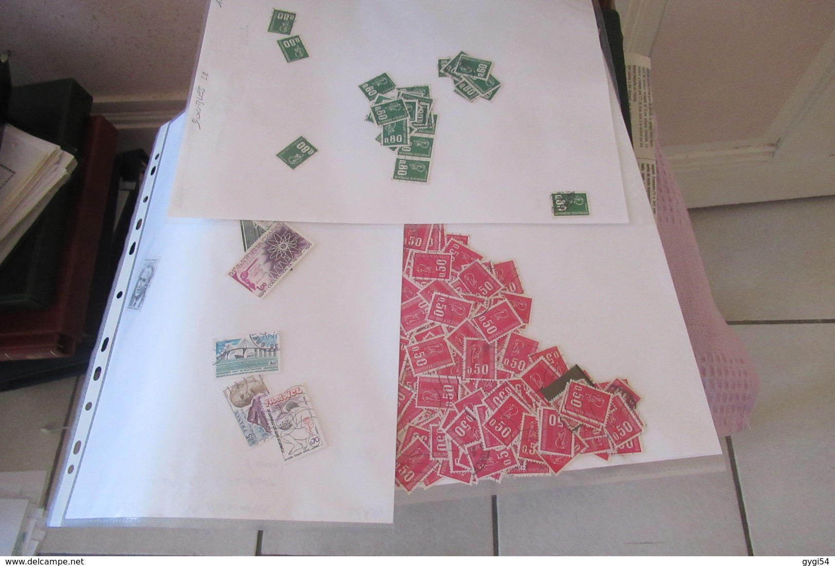 Vrac de milliers de timbres  42 scans