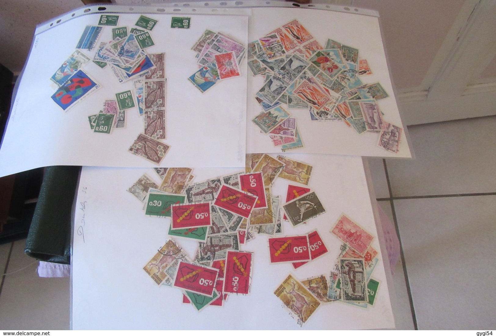 Vrac de milliers de timbres  42 scans