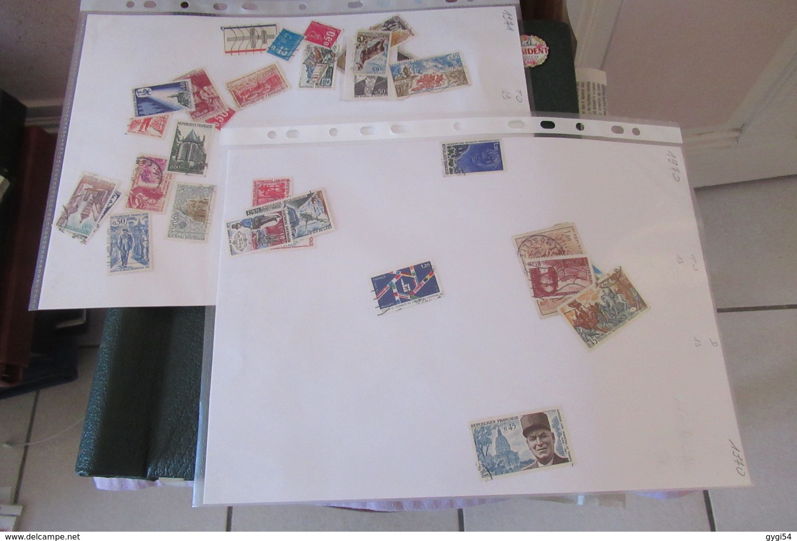 Vrac de milliers de timbres  42 scans